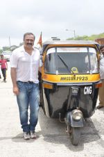 Sachin Khedekar at Shutter film promotions with rickshaw drivers in Filmcity, Mumbai on 27th June 2015